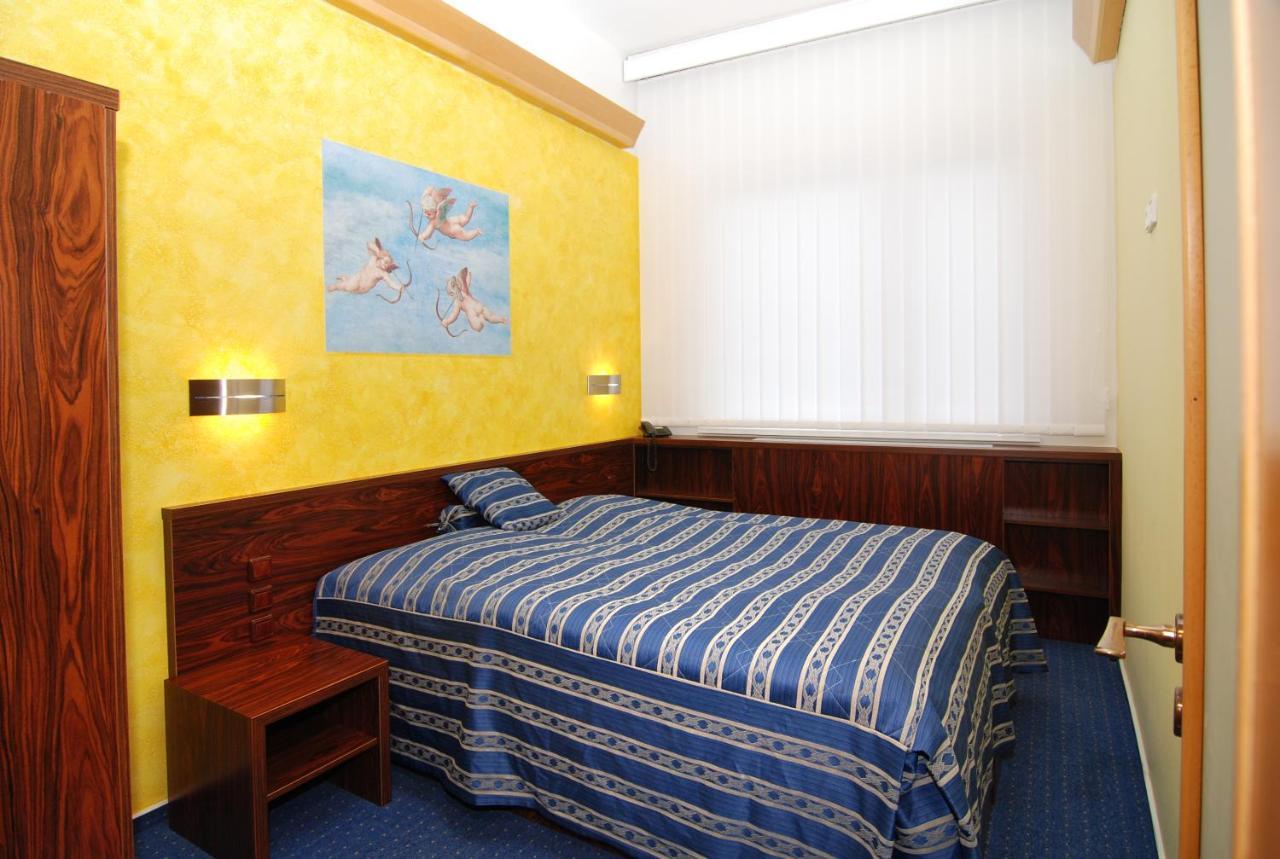Hotel Bila Ruze Piosek Zewnętrze zdjęcie
